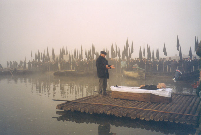 Theo&nbsp;Angelopoulos&nbsp;und&nbsp;Mitarbeitende&nbsp;während&nbsp;der&nbsp;Dreharbeiten&nbsp;zum&nbsp;Film&nbsp;«Eleni&nbsp;-&nbsp;die&nbsp;Erde&nbsp;weint»,&nbsp;2002.