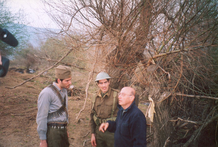 Theo&nbsp;Angelopoulos&nbsp;und&nbsp;Mitarbeitende&nbsp;während&nbsp;der&nbsp;Dreharbeiten&nbsp;zum&nbsp;Film&nbsp;«Eleni&nbsp;-&nbsp;die&nbsp;Erde&nbsp;weint»,&nbsp;2002.