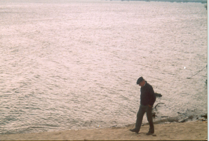 Theo&nbsp;Angelopoulos&nbsp;während&nbsp;der&nbsp;the&nbsp;Dreharbeiten&nbsp;zum&nbsp;Film&nbsp;«Eleni&nbsp;-&nbsp;die&nbsp;Erde&nbsp;weint»,&nbsp;2002.