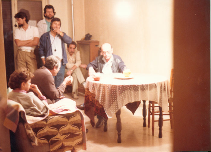 &nbsp;Theo&nbsp;Angelopoulos,&nbsp;Marcello&nbsp;Mastroianni&nbsp;und&nbsp;Mitarbeitende&nbsp;während&nbsp;der&nbsp;Dreharbeiten&nbsp;zum&nbsp;Film&nbsp;«Der&nbsp;Bienenzüchter»,&nbsp;1986&nbsp;(B).