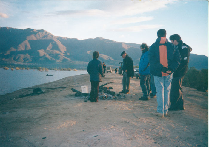 Theo&nbsp;Angelopoulos&nbsp;und&nbsp;Mitarbeitende&nbsp;während&nbsp;der&nbsp;Dreharbeiten&nbsp;zum&nbsp;Film&nbsp;«Der&nbsp;schwebende&nbsp;Schritt&nbsp;des&nbsp;Storches».