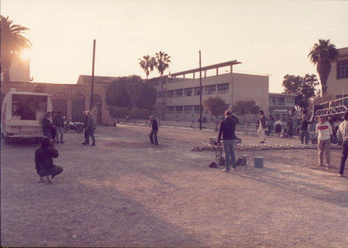 &nbsp;Theo&nbsp;Angelopoulos&nbsp;und&nbsp;Mitarbeitende&nbsp;während&nbsp;der&nbsp;Dreharbeiten&nbsp;zum&nbsp;Film&nbsp;«Reise&nbsp;nach&nbsp;Kithera»,&nbsp;Mitropapas&nbsp;Video,&nbsp;1983.