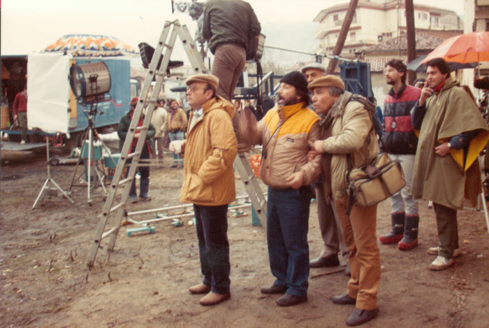 Theo&nbsp;Angelopoulos&nbsp;und&nbsp;Mitarbeitende&nbsp;während&nbsp;der&nbsp;Dreharbeiten&nbsp;zum&nbsp;Film&nbsp;«Der&nbsp;Bienenzüchter»&nbsp;in&nbsp;Florina,&nbsp;1986.