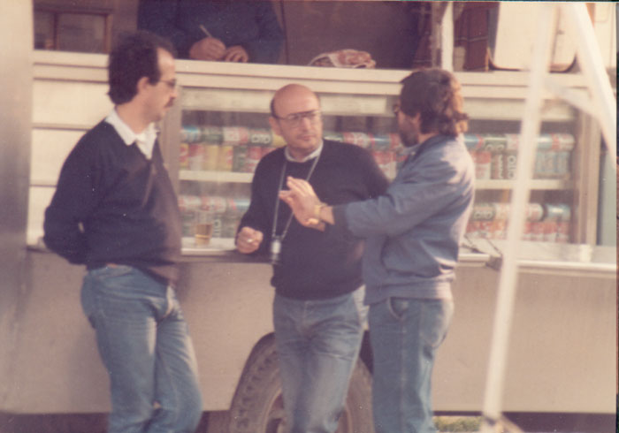 &nbsp;Theo&nbsp;Angelopoulos&nbsp;und&nbsp;Yorgos&nbsp;Arvanitis&nbsp;während&nbsp;Dreharbeiten&nbsp;zum&nbsp;Film&nbsp;«Der&nbsp;Bienenzüchter»,&nbsp;Mitropapas&nbsp;Video,&nbsp;1986.