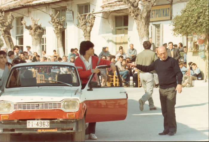 Theo&nbsp;Angelopoulos&nbsp;und&nbsp;Mitarbeitende&nbsp;während&nbsp;der&nbsp;Dreharbeiten&nbsp;zum&nbsp;Film&nbsp;«Der&nbsp;Bienenzüchter»,&nbsp;Mitropapas&nbsp;Video,&nbsp;1986.