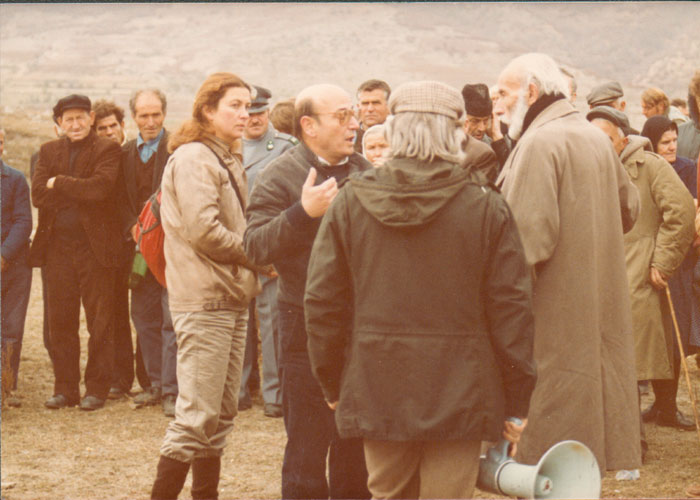 &nbsp;Theo&nbsp;Angelopoulos,&nbsp;Phoebe&nbsp;Economopoulos,&nbsp;Manos&nbsp;Katrakis&nbsp;und&nbsp;Mitarbeitende&nbsp;während&nbsp;der&nbsp;Dreharbeiten&nbsp;zum&nbsp;Film&nbsp;«Reise&nbsp;nach&nbsp;Kithera»,&nbsp;1983.