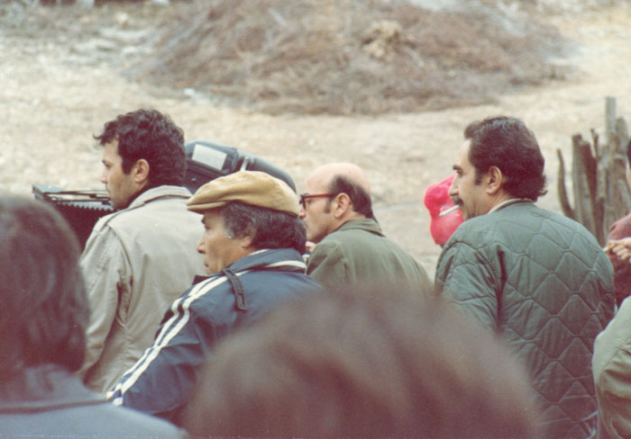 &nbsp;Theo&nbsp;Angelopoulos&nbsp;und&nbsp;Mitarbeitende&nbsp;während&nbsp;der&nbsp;Dreharbeiten&nbsp;zum&nbsp;Film&nbsp;«Reise&nbsp;nach&nbsp;Kithera»,&nbsp;1983.&nbsp;