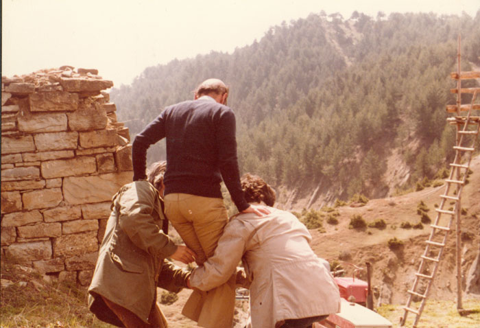 &nbsp;Theo&nbsp;Angelopoulos&nbsp;und&nbsp;Mitarbeitende&nbsp;während&nbsp;der&nbsp;Dreharbeiten&nbsp;zum&nbsp;Film&nbsp;«Reise&nbsp;nach&nbsp;Kithera»,&nbsp;1983.