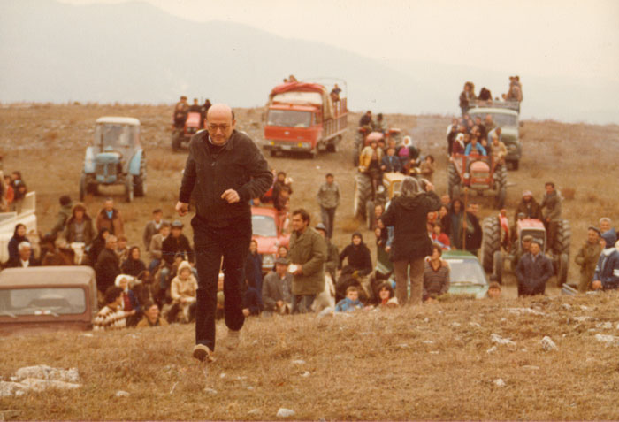&nbsp;Theo&nbsp;Angelopoulos&nbsp;und&nbsp;Mitarbeitende&nbsp;während&nbsp;der&nbsp;Dreharbeiten&nbsp;zum&nbsp;Film&nbsp;«Reise&nbsp;nach&nbsp;Kithera»,&nbsp;1983.