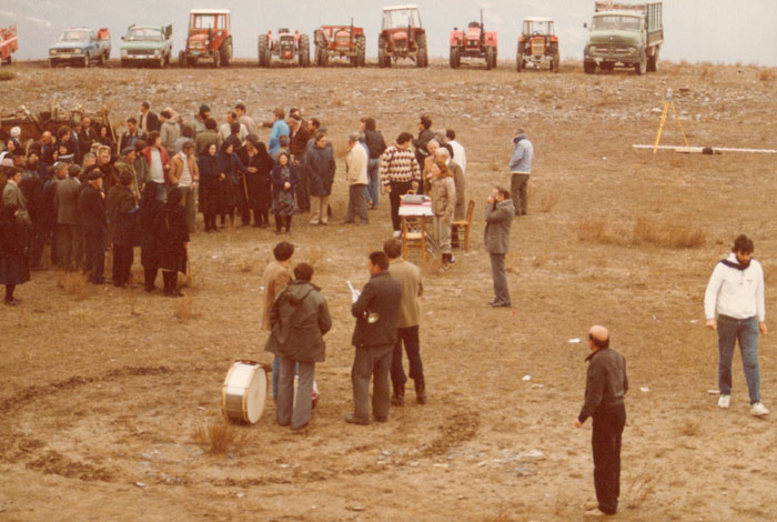 Theo&nbsp;Angelopoulos&nbsp;und&nbsp;Mitarbeitende&nbsp;während&nbsp;der&nbsp;Dreharbeiten&nbsp;zum&nbsp;Film&nbsp;«Reise&nbsp;nach&nbsp;Kithera»,&nbsp;1983.