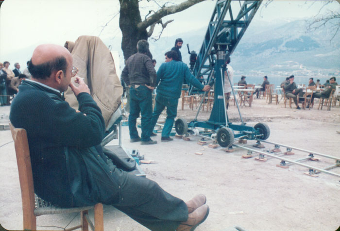 &nbsp;Theo&nbsp;Angelopoulos&nbsp;und&nbsp;Mitarbeitende&nbsp;während&nbsp;der&nbsp;Dreharbeiten&nbsp;zum&nbsp;Film&nbsp;«Landschaft&nbsp;im&nbsp;Nebel»,&nbsp;1988.