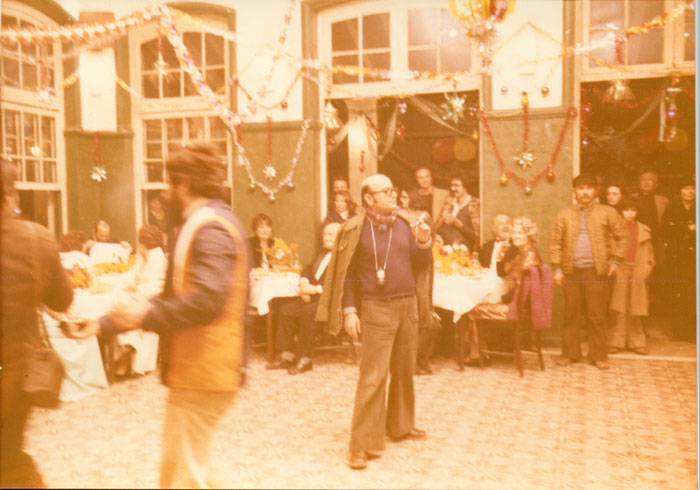 Theo&nbsp;Angelopoulos&nbsp;und&nbsp;Mitarbeitende&nbsp;während&nbsp;der&nbsp;Dreharbeiten&nbsp;zum&nbsp;Film&nbsp;«Die&nbsp;Jäger»,&nbsp;1977.