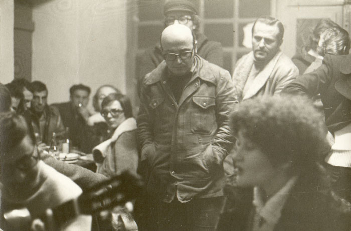 &nbsp;Theo&nbsp;Angelopoulos&nbsp;und&nbsp;Mitarbeitende&nbsp;während&nbsp;der&nbsp;Dreharbeiten&nbsp;zum&nbsp;Film&nbsp;«Die&nbsp;Jäger»,&nbsp;1977.