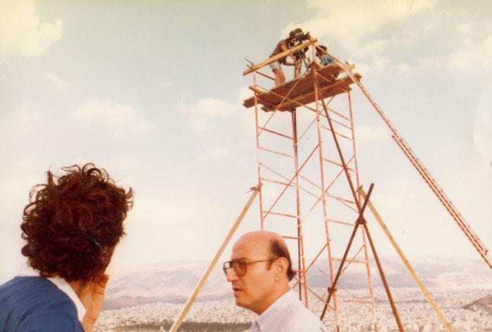 Theo&nbsp;Angelopoulos,&nbsp;Katselis&nbsp;und&nbsp;Mitarbeitende&nbsp;während&nbsp;der&nbsp;Dreharbeiten&nbsp;zum&nbsp;Dokumentarfilm&nbsp;«Athen,&nbsp;Rückkehr&nbsp;auf&nbsp;die&nbsp;Akropolis»,&nbsp;1982.