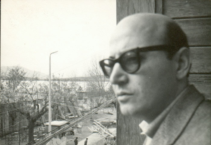 Theo&nbsp;Angelopoulos&nbsp;während&nbsp;Dreharbeiten&nbsp;zum&nbsp;Film&nbsp;«Die&nbsp;Rekonstruktion»&nbsp;in&nbsp;Igoumenitsa,&nbsp;1969.