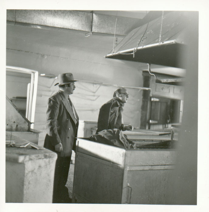 Theo&nbsp;Angelopoulos&nbsp;und&nbsp;Vanghelis&nbsp;Kazan&nbsp;während&nbsp;der&nbsp;Dreharbeiten&nbsp;zum&nbsp;Film&nbsp;«Die&nbsp;Jäger»,&nbsp;1977.