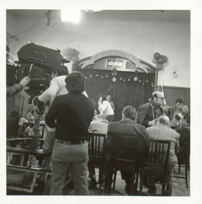 Theo&nbsp;Angelopoulos&nbsp;und&nbsp;Mitarbeitende&nbsp;während&nbsp;der&nbsp;Dreharbeiten&nbsp;zum&nbsp;Film&nbsp;«Die&nbsp;Jäger»,&nbsp;1977.