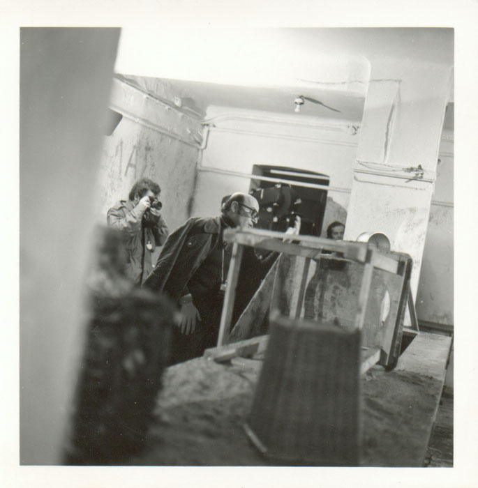 Theo&nbsp;Angelopoulos&nbsp;und&nbsp;Mitarbeitende&nbsp;während&nbsp;der&nbsp;Dreharbeiten&nbsp;zum&nbsp;Film&nbsp;«Die&nbsp;Jäger»,&nbsp;1977.