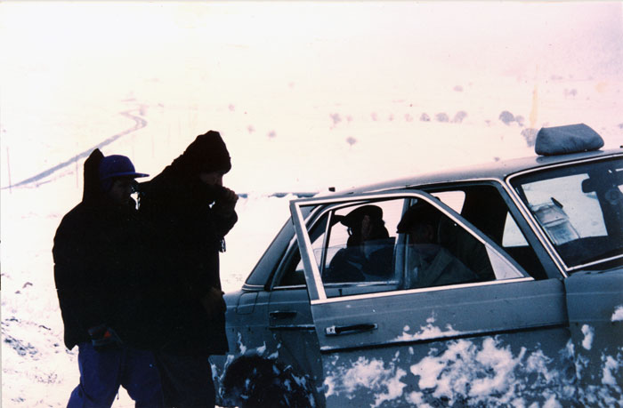 &nbsp;Theo&nbsp;Angelopoulos,&nbsp;Harvey&nbsp;Keitel&nbsp;und&nbsp;Thanassis&nbsp;Vengos&nbsp;während&nbsp;der&nbsp;Dreharbeiten&nbsp;zum&nbsp;Film&nbsp;«Der&nbsp;Blick&nbsp;des&nbsp;Odysseus»,&nbsp;1995.