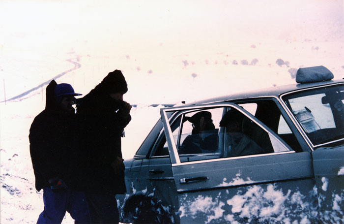 &nbsp;Theo&nbsp;Angelopoulos,&nbsp;Harvey&nbsp;Keitel&nbsp;und&nbsp;Thanassis&nbsp;Vengos&nbsp;während&nbsp;der&nbsp;Dreharbeiten&nbsp;zum&nbsp;Film&nbsp;«Der&nbsp;Blick&nbsp;des&nbsp;Odysseus»,&nbsp;1995.