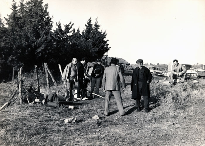 &nbsp;&nbsp;Theo&nbsp;Angelopoulos&nbsp;und&nbsp;Mitarbeitende&nbsp;während&nbsp;der&nbsp;Dreharbeiten&nbsp;zum&nbsp;Film&nbsp;«Reise&nbsp;nach&nbsp;Kithera&nbsp;»,&nbsp;1983.