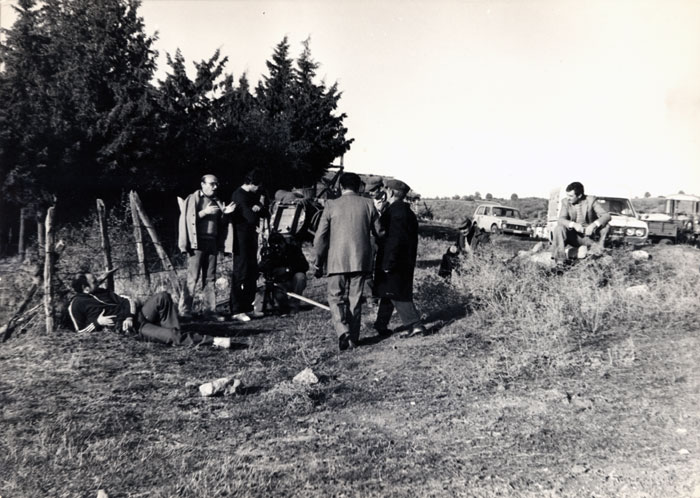 &nbsp;&nbsp;Theo&nbsp;Angelopoulos&nbsp;und&nbsp;Mitarbeitende&nbsp;während&nbsp;der&nbsp;Dreharbeiten&nbsp;zum&nbsp;Film&nbsp;«Reise&nbsp;nach&nbsp;Kithera&nbsp;»,&nbsp;1983.