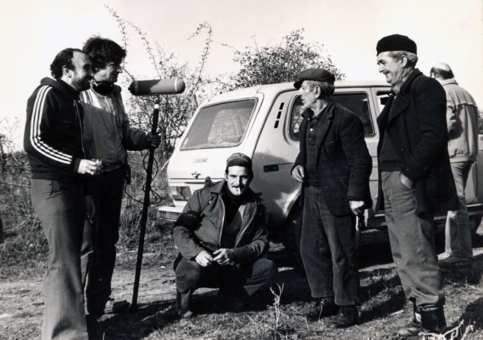 &nbsp;&nbsp;Theo&nbsp;Angelopoulos&nbsp;und&nbsp;Mitarbeitende&nbsp;während&nbsp;der&nbsp;Dreharbeiten&nbsp;zum&nbsp;Film&nbsp;«Reise&nbsp;nach&nbsp;Kithera&nbsp;»,&nbsp;1983.