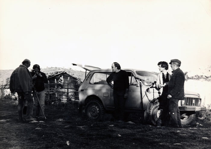 &nbsp;&nbsp;Theo&nbsp;Angelopoulos&nbsp;und&nbsp;Mitarbeitende&nbsp;während&nbsp;der&nbsp;Dreharbeiten&nbsp;zum&nbsp;Film&nbsp;«Reise&nbsp;nach&nbsp;Kithera&nbsp;»,&nbsp;1983.