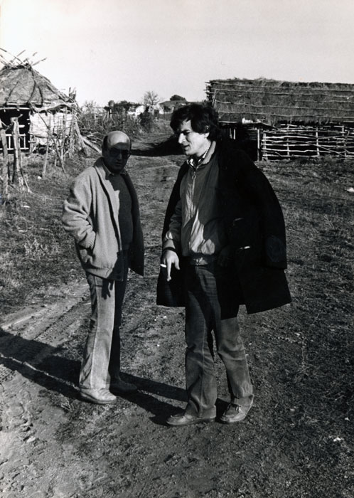 &nbsp;&nbsp;Theo&nbsp;Angelopoulos&nbsp;und&nbsp;Mitarbeitende&nbsp;während&nbsp;der&nbsp;Dreharbeiten&nbsp;zum&nbsp;Film&nbsp;«Reise&nbsp;nach&nbsp;Kithera&nbsp;»,&nbsp;1983.