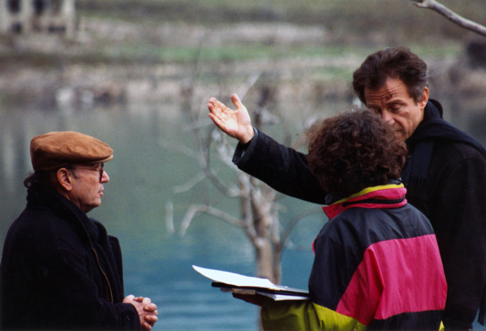 &nbsp;Theo&nbsp;Angelopoulos&nbsp;und&nbsp;Harvey&nbsp;Keitel&nbsp;und&nbsp;Margarita&nbsp;Manta&nbsp;während&nbsp;der&nbsp;Dreharbeiten&nbsp;zum&nbsp;Film&nbsp;«Der&nbsp;Blick&nbsp;des&nbsp;Odysseus»,&nbsp;1995.
