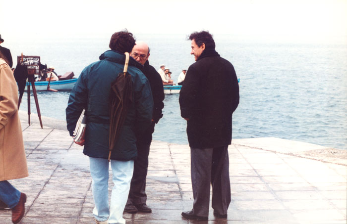 &nbsp;Theo&nbsp;Angelopoulos&nbsp;und&nbsp;Harvey&nbsp;Keitel&nbsp;und&nbsp;andere&nbsp;während&nbsp;der&nbsp;Dreharbeiten&nbsp;zum&nbsp;Film&nbsp;«Der&nbsp;Blick&nbsp;des&nbsp;Odysseus»,&nbsp;1995.