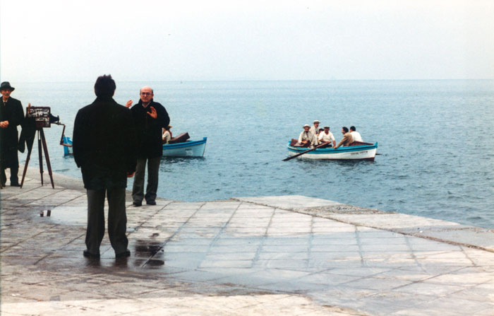 &nbsp;Theo&nbsp;Angelopoulos&nbsp;und&nbsp;andere&nbsp;während&nbsp;der&nbsp;Dreharbeiten&nbsp;zum&nbsp;Film&nbsp;«Der&nbsp;Blick&nbsp;des&nbsp;Odysseus»,&nbsp;1995.
