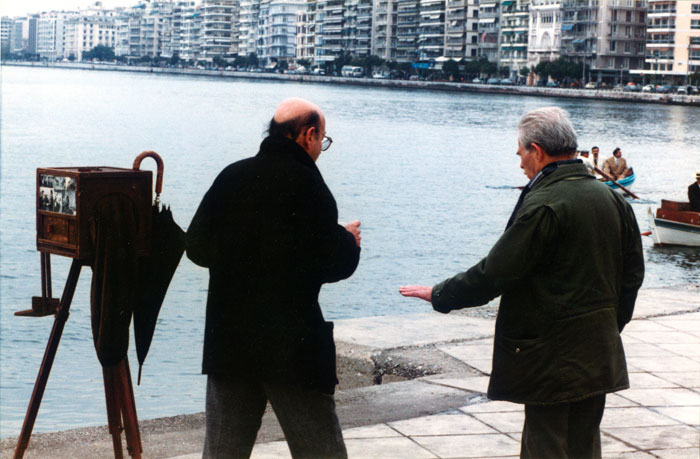 &nbsp;Theo&nbsp;Angelopoulos&nbsp;und&nbsp;Mitarbeitende&nbsp;während&nbsp;der&nbsp;Dreharbeiten&nbsp;zum&nbsp;Film&nbsp;«Der&nbsp;Blick&nbsp;des&nbsp;Odysseus»,&nbsp;1995.