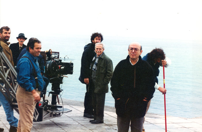 &nbsp;Theo&nbsp;Angelopoulos&nbsp;und&nbsp;Mitarbeitende&nbsp;während&nbsp;der&nbsp;Dreharbeiten&nbsp;zum&nbsp;Film&nbsp;«Der&nbsp;Blick&nbsp;des&nbsp;Odysseus»,&nbsp;1995.