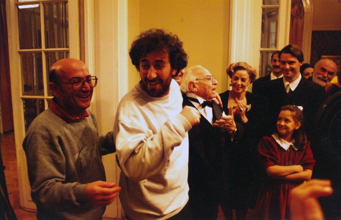 &nbsp;Theo&nbsp;Angelopoulos&nbsp;und&nbsp;Mitarbeitende&nbsp;während&nbsp;der&nbsp;Dreharbeiten&nbsp;zum&nbsp;Film&nbsp;«Der&nbsp;Blick&nbsp;des&nbsp;Odysseus»,&nbsp;1995.