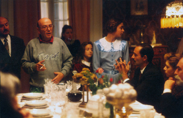 &nbsp;Theo&nbsp;Angelopoulos&nbsp;und&nbsp;Mitarbeitende&nbsp;während&nbsp;der&nbsp;Dreharbeiten&nbsp;zum&nbsp;Film&nbsp;«Der&nbsp;Blick&nbsp;des&nbsp;Odysseus»,&nbsp;1995.