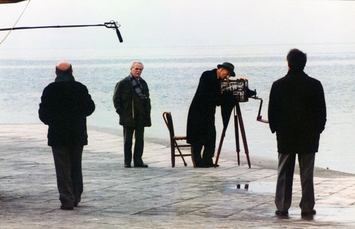 &nbsp;Theo&nbsp;Angelopoulos&nbsp;und&nbsp;Mitarbeitende&nbsp;während&nbsp;der&nbsp;Dreharbeiten&nbsp;zum&nbsp;Film&nbsp;«Der&nbsp;Blick&nbsp;des&nbsp;Odysseus»,&nbsp;1995.