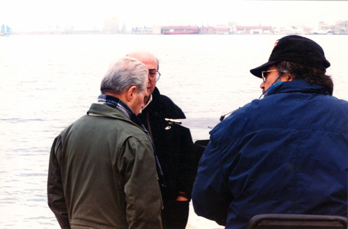 &nbsp;Theo&nbsp;Angelopoulos&nbsp;und&nbsp;Mitarbeitende&nbsp;während&nbsp;der&nbsp;Dreharbeiten&nbsp;zum&nbsp;Film&nbsp;«Der&nbsp;Blick&nbsp;des&nbsp;Odysseus»,&nbsp;1995.