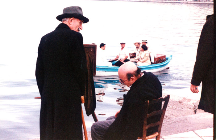 &nbsp;Theo&nbsp;Angelopoulos&nbsp;und&nbsp;Mitarbeitende&nbsp;während&nbsp;der&nbsp;Dreharbeiten&nbsp;zum&nbsp;Film&nbsp;«Der&nbsp;Blick&nbsp;des&nbsp;Odysseus»,&nbsp;1995.