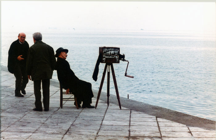 &nbsp;Theo&nbsp;Angelopoulos&nbsp;und&nbsp;Mitarbeitende&nbsp;während&nbsp;der&nbsp;Dreharbeiten&nbsp;zum&nbsp;Film&nbsp;«Der&nbsp;Blick&nbsp;des&nbsp;Odysseus»,&nbsp;1995.