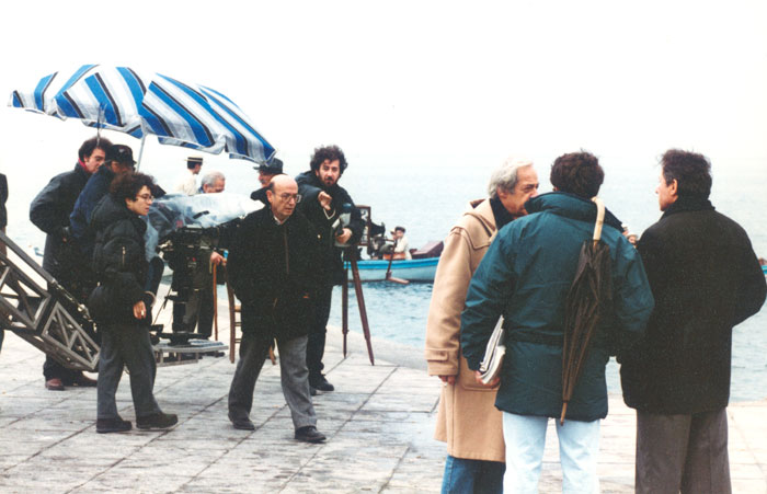 &nbsp;Theo&nbsp;Angelopoulos&nbsp;und&nbsp;Mitarbeitende&nbsp;während&nbsp;der&nbsp;Dreharbeiten&nbsp;zum&nbsp;Film&nbsp;«Der&nbsp;Blick&nbsp;des&nbsp;Odysseus»,&nbsp;1995.