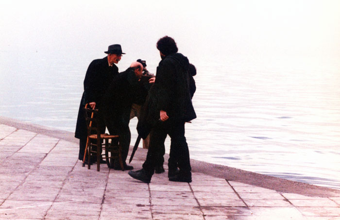 &nbsp;Theo&nbsp;Angelopoulos&nbsp;und&nbsp;Mitarbeitende&nbsp;während&nbsp;der&nbsp;Dreharbeiten&nbsp;zum&nbsp;Film&nbsp;«Der&nbsp;Blick&nbsp;des&nbsp;Odysseus»,&nbsp;1995.