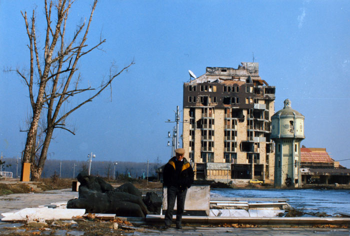&nbsp;Theo&nbsp;Angelopoulos&nbsp;während&nbsp;der&nbsp;Dreharbeiten&nbsp;zum&nbsp;Film&nbsp;«Der&nbsp;Blick&nbsp;des&nbsp;Odysseus»,&nbsp;1995.
