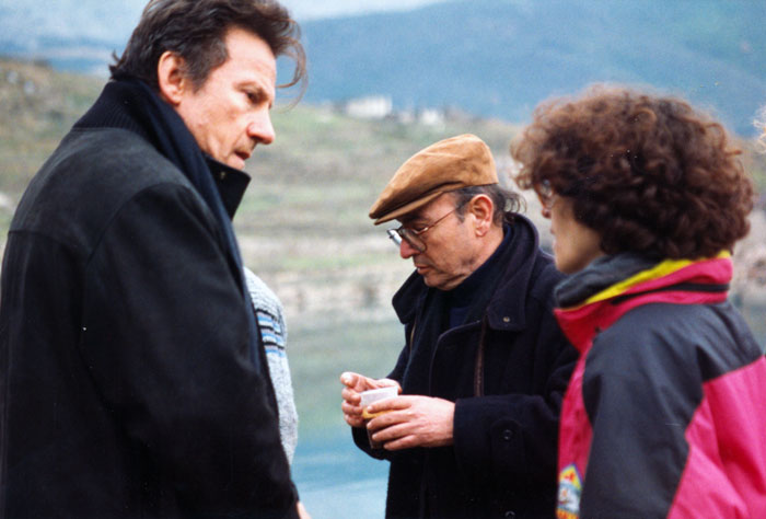 &nbsp;Theo&nbsp;Angelopoulos&nbsp;und&nbsp;Harvey&nbsp;Keitel&nbsp;und&nbsp;Margarita&nbsp;Manta&nbsp;während&nbsp;der&nbsp;Dreharbeiten&nbsp;zum&nbsp;Film&nbsp;«Der&nbsp;Blick&nbsp;des&nbsp;Odysseus»,&nbsp;1995.