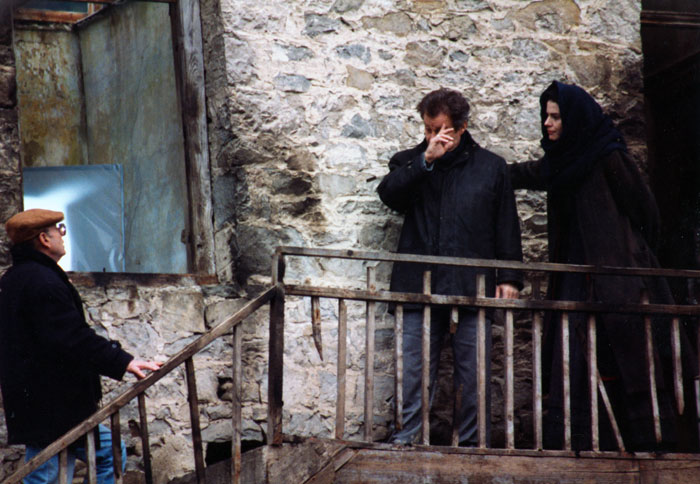&nbsp;Theo&nbsp;Angelopoulos,&nbsp;Harvey&nbsp;Keitel&nbsp;und&nbsp;Maya&nbsp;Morgenstern&nbsp;während&nbsp;der&nbsp;Dreharbeiten&nbsp;zum&nbsp;Film&nbsp;«Der&nbsp;Blick&nbsp;des&nbsp;Odysseus»,&nbsp;1995.