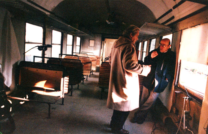 &nbsp;Theo&nbsp;Angelopoulos&nbsp;und&nbsp;Erland&nbsp;Josephson&nbsp;während&nbsp;der&nbsp;Dreharbeiten&nbsp;zum&nbsp;Film&nbsp;«Der&nbsp;Blick&nbsp;des&nbsp;Odysseus»,&nbsp;1995.