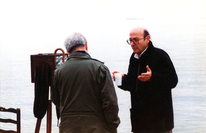 &nbsp;Theo&nbsp;Angelopoulos&nbsp;während&nbsp;der&nbsp;Dreharbeiten&nbsp;zum&nbsp;Film&nbsp;«Der&nbsp;Blick&nbsp;des&nbsp;Odysseus»,&nbsp;1995.