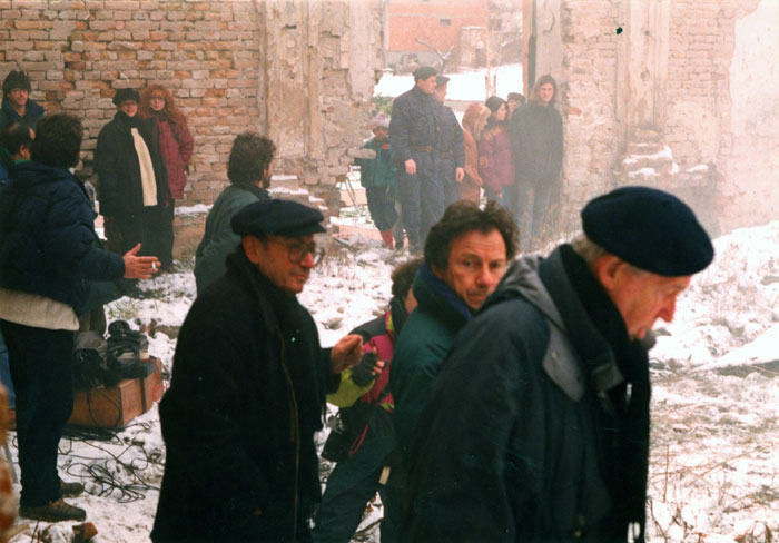 &nbsp;Theo&nbsp;Angelopoulos,&nbsp;Harvey&nbsp;Keitel&nbsp;und&nbsp;Erland&nbsp;Josephson&nbsp;während&nbsp;der&nbsp;Dreharbeiten&nbsp;zum&nbsp;Film&nbsp;«Der&nbsp;Blick&nbsp;des&nbsp;Odysseus»,&nbsp;1995.