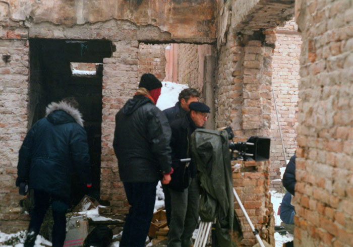 &nbsp;Theo&nbsp;Angelopoulos&nbsp;und&nbsp;Mitarbeitende&nbsp;während&nbsp;der&nbsp;Dreharbeiten&nbsp;zum&nbsp;Film&nbsp;«Der&nbsp;Blick&nbsp;des&nbsp;Odysseus»,&nbsp;1995.