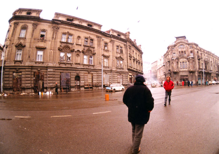 &nbsp;Theo&nbsp;Angelopoulos&nbsp;und&nbsp;Mitarbeitende&nbsp;während&nbsp;der&nbsp;Dreharbeiten&nbsp;zum&nbsp;Film&nbsp;«Der&nbsp;Blick&nbsp;des&nbsp;Odysseus»,&nbsp;1995.